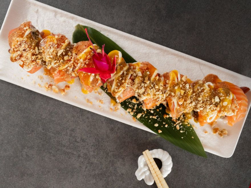 Ф`южн рол Salmon Roll в сирно-трюфельному соусі