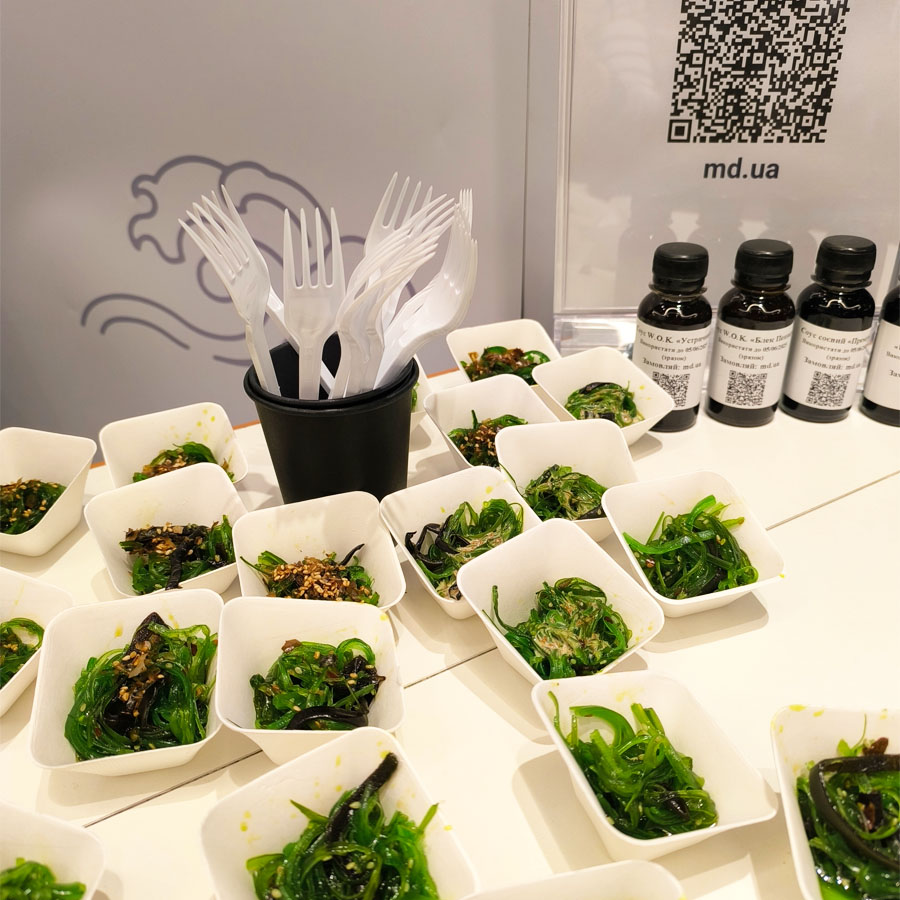 Дегустація салату хіяші вакаме