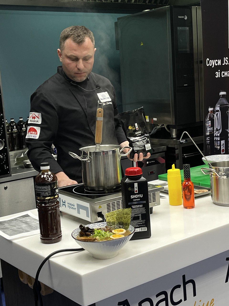 Ілля Червенко готує рамен